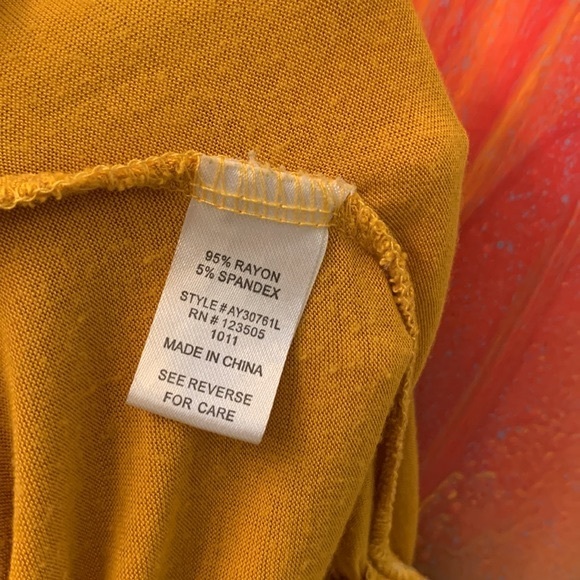 HEARTS & HIPS Knotted up Crop Top - Picture 11 of 11